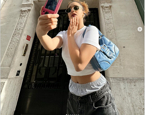 Ngoài ra, bạn cũng có thể tham khảo youtuber Lena Mahfouf. Cô nàng phối quần jean với chiếc quần đùi sọc bên trong, để lộ phần cạp theo phong cách để lộ nội y sexy từng được yêu thích.