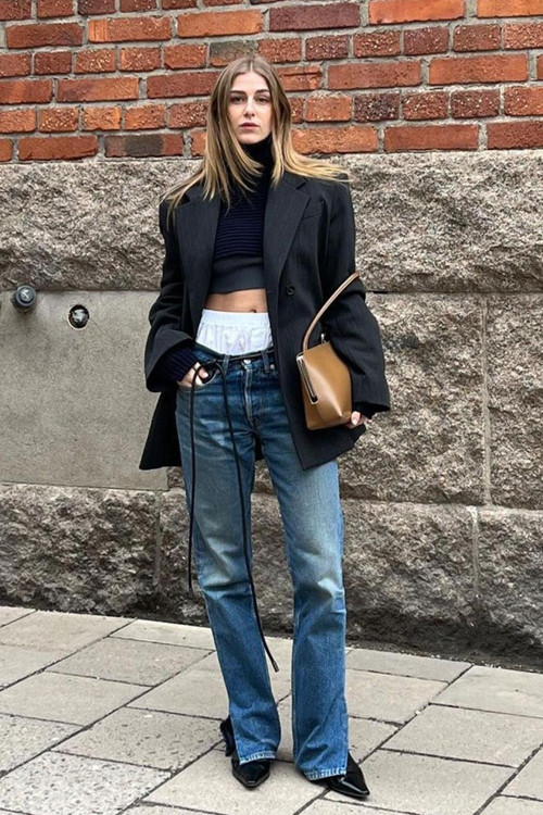 Với cách phối lộ cạp nội y, bạn gái có thể phối cả đồ đông hoặc đồ hè. Trong hình, cô nàng Viola Bergstom người Thụy Điển ăn vận đơn giản nhưng vẫn toát lên sự cá tính.