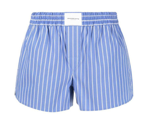 Chiếc quần đùi sọc của Alexander Wang như hình hoặc short ngủ dành cho nam. Với thiết kế này, bạn có thể mặc ngoài như những chiếc quần ngắn mà không lo để lộ khoảnh khắc hớ hênh.