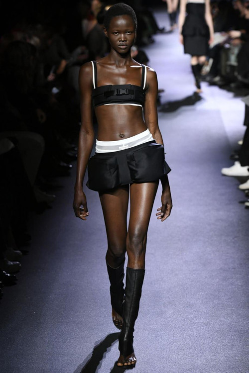 Miu Miu không phải thương hiệu duy nhất sử dụng đồ lót nam, đặc biệt là quần đùi nam làm điểm nhấn trong thiết kế của mình. Gucci và Ester Manas cũng từng lăng xê trào lưu mặc này với phần cạp hạ xuống đến hông, cạp quần lót nam lấp ló.