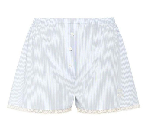 Chị em ưa thích sự an toàn có thể lựa chọn mẫu quần đùi boxer tương tự thiết kế short boxer poplin họa tiết sọc của Miu Miu.
