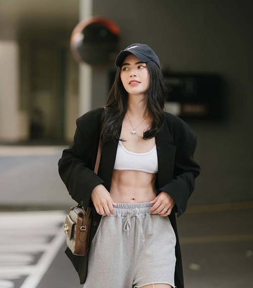 Phong cách thời trang phi giới tính ghi nhận sự “lên ngôi” của trào lưu phụ nữ mặc quần đùi boxer của nam. Về trào lưu ăn mặc này, trang Elle.com.au đánh giá nó được đón nhận bởi sự cá tính, thoải mái và tiện dụng. Mùa hè, những chiếc quần đùi boxer được chị em tận dụng như những chiếc quần ngắn trẻ trung. Trong khi đó, mùa đông, quần đùi boxer tạo nên sự mới mẻ với cách phối đồ lộ viền nội y. (Ảnh: Elle, Theguardian)