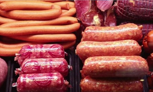 Quá trình chế biến, người ta sẽ thêm natri nitrit để thịt mềm và đẹp hơn, kéo dài thời gian bảo quản. Điều đáng bàn, nitrit phản ứng với protein trong thịt sẽ tạo ra hợp chất nitroso. Đây là chất độc tính cao, có khả năng gây ung thư.