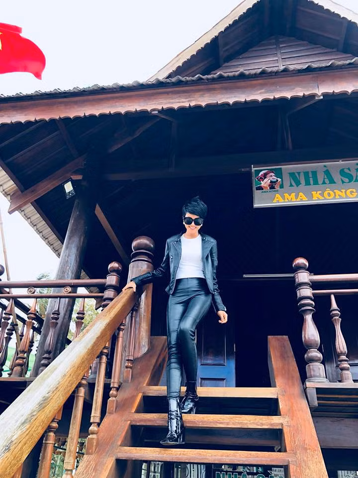 Trong nhiều hoàn cảnh xuất hiện H'Hen Niê luôn muốn hướng bản thân đến với vẻ đẹp nam tính, mạnh mẽ, cá tính.