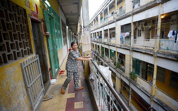 Ngoài những chung cư trên, Sở Xây dựng TP.HCM cho biết, trong năm nay sẽ có thêm 3 chung cư hư hỏng nghiêm trọng sẽ được tháo dỡ và xây mới là chung cư 11 Võ Văn Tần, chung cư Nguyễn Kim khu A và chung cư Nakyco. Bên cạnh đó, 3 chung cư khác cũng sẽ được xây mới sau khi thỏa thuận bồi thường xong. Ảnh minh họa: CafeLand.