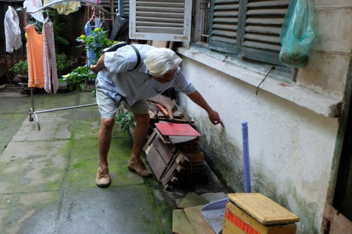 Mức độ nghiêng lún khiến hai lô chung cư này đang ngày càng có xu hướng chụm đầu vào nhau. Ảnh: PLO.