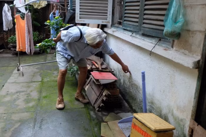 Mức độ nghiêng lún khiến hai lô chung cư này đang ngày càng có xu hướng chụm đầu vào nhau. Ảnh: PLO.