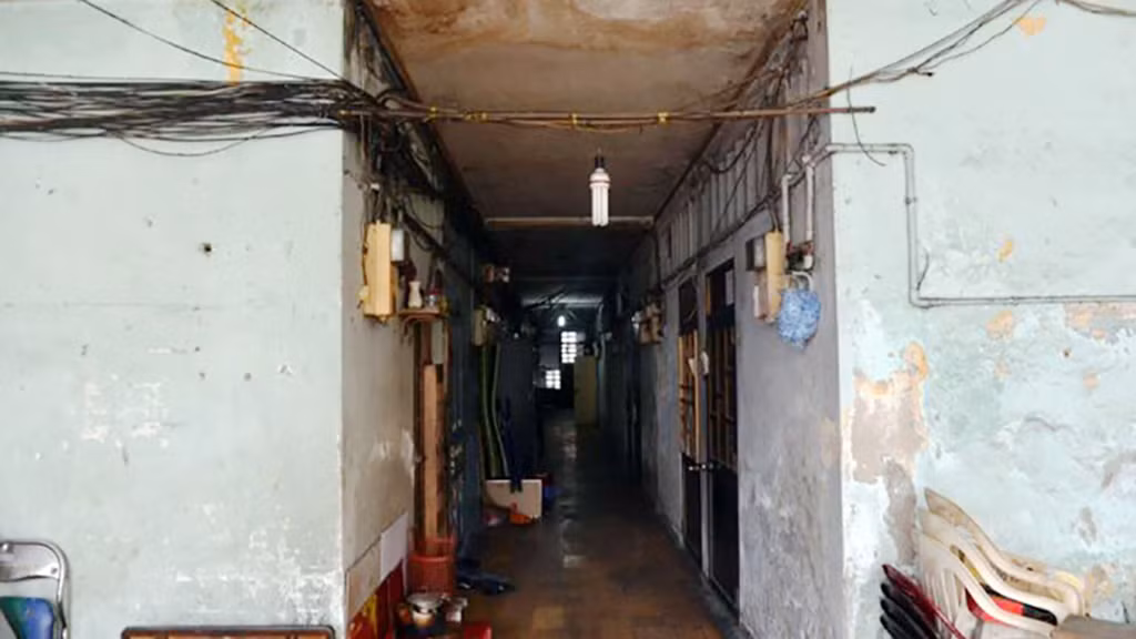 Phía trong chung cư nhiều vị trí tường đã bị bong tróc, tường rỉ nước, mái tôn thủng lỗ. Các bậc cầu thang bị bể phần xi măng, căn hộ xuống cấp, kính cửa sổ nhiều tấm bị vỡ được tháo rời khỏi khung... Ảnh: TTO.