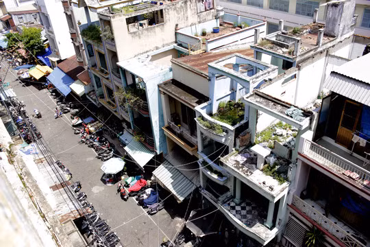 1. Chung cư Cô Giang Chung cư Cô Giang (phường Cô Giang, quận 1, TPHCM) được xây dựng vào năm 1968 với 4 lô: A, B, C, D cho 900 hộ dân sinh sống. Ảnh: NLĐ.