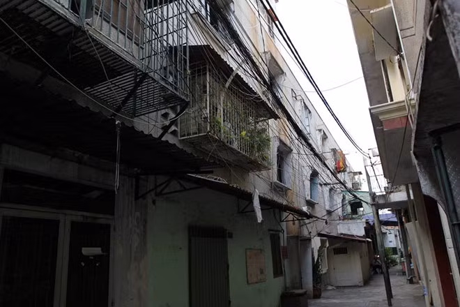 Chung cư 350 Hoàng Văn Thụ xây năm 1968 dành cho phi công của chế độ cũ. Sau 1975, Nhà nước giao chung cư cho trường Lý Tự Trọng (nơi nuôi dạy con em liệt sĩ) quản lý và phân cho cán bộ công nhân viên ở. Năm 1991, UBND quận Tân Bình hợp thức hóa quyền sử dụng nhà thuộc sở hữu Nhà nước, kèm theo hợp đồng thuê nhà dài hạn cho các hộ dân. Ảnh: Phước Tuần/Zing.