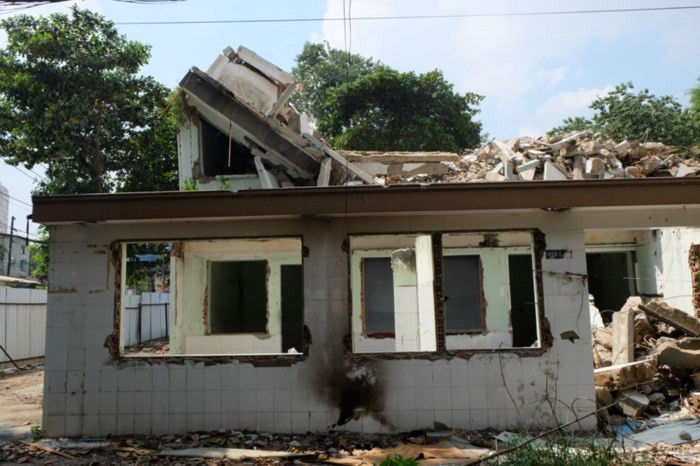 Tổng cộng hai lô chung cư 4 và 6 có 280 căn hộ với gần 300 cá nhân, hộ gia đình sinh sống. Ảnh: PLO.