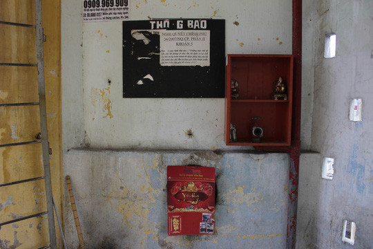 Trước thực trạng này, UBND TP HCM đã quyết định tháo dỡ, di dời khoảng 70 chung cư cũ với hơn 7.200 hộ dân. Đồng thời, có kế hoạch xây mới hơn 60 lô chung cư cũ với quy mô hơn 9.000 căn hộ. Ảnh: NLĐ.