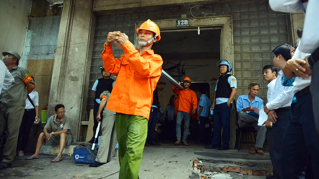 Trước thực trạng này, UBND quận 1 đã tổ chức di dời khẩn cấp, bố trí tạm cư cho người dân. Đồng thời lên phương án cưỡng chế phá dỡ khẩn cấp từ tháng 4 đến tháng 9/2017. Ảnh: TTO.