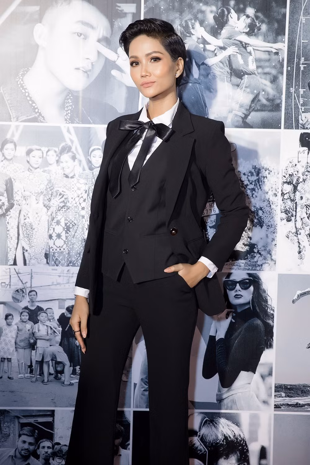 Sau khi đăng quang, Hoa hậu H'Hen Niê nhận nhiều ý kiến về hình ảnh có phần ngày càng nam tính hơn, không phù hợp với vẻ đẹp đúng chuẩn của một hoa hậu. Những bộ suit cô diện đều mang phom dáng cứng cáp, mạnh mẽ như nam giới.