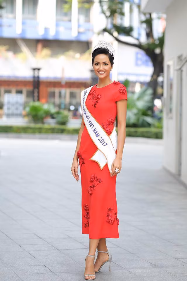 H'Hen Niê sang trọng với mẫu váy đỏ đính kết hoa tinh tế. Cô thể hiện vẻ đẹp quý phái của Hoa hậu Hoàn vũ trong buổi gặp gỡ báo chí.