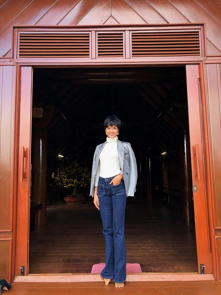 Người đẹp thường xuyên lựa chọn những mẫu áo blazer vai ngang, phối cùng quần ống suông nhằm chứng tỏ cá tính mạnh mẽ của bản thân.