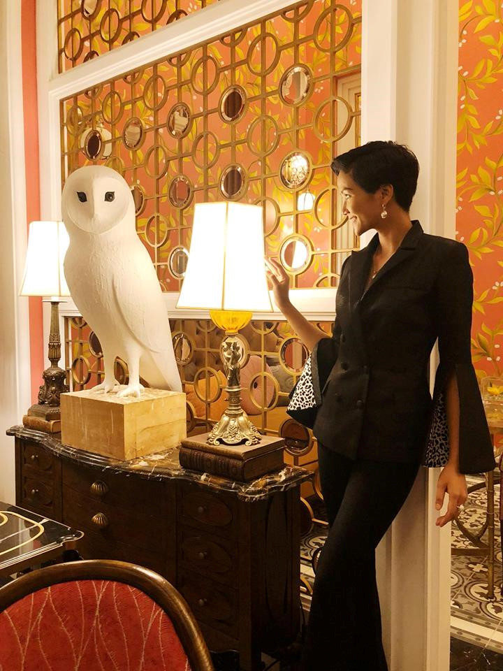 Tham dự sự kiện nào, người đẹp cũng thể hiện vẻ mạnh mẽ bằng những bộ suit nam tính với cầu vai ngang. Mái tóc vuốt lệch khiến gương mặt H'Hen Niê trông già dặn hơn so với 2 á hậu Hoàng Thùy và Mâu Thủy.