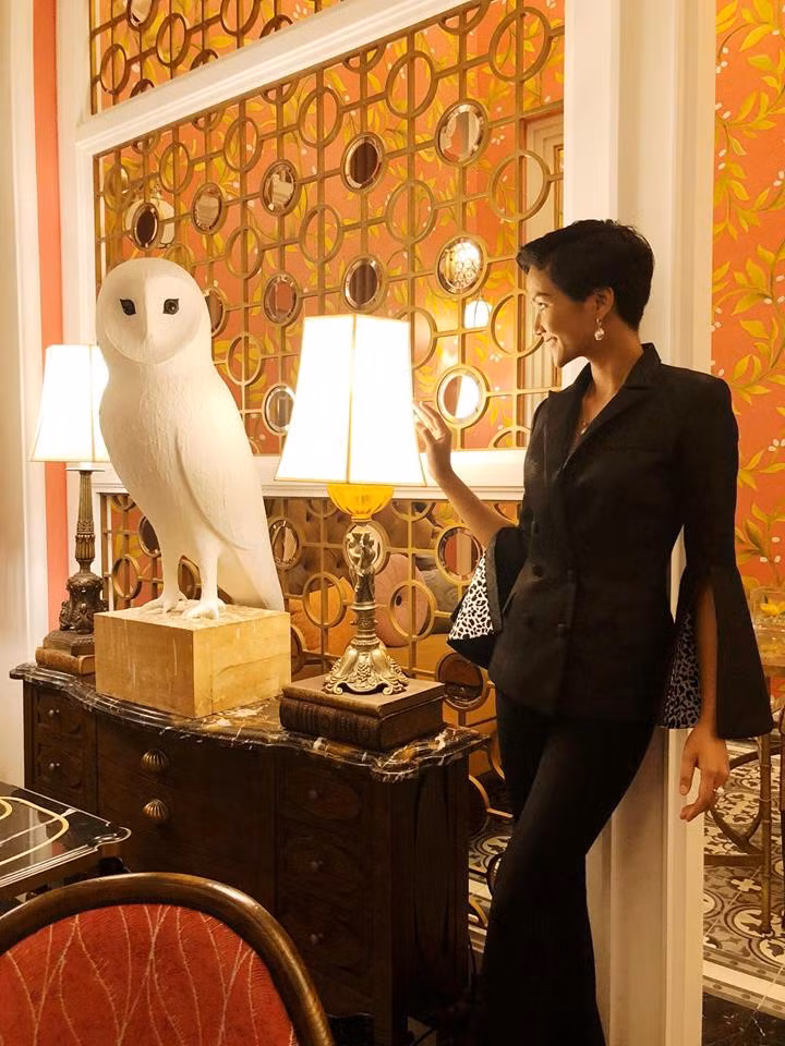 Tham dự sự kiện nào, người đẹp cũng thể hiện vẻ mạnh mẽ bằng những bộ suit nam tính với cầu vai ngang. Mái tóc vuốt lệch khiến gương mặt H'Hen Niê trông già dặn hơn so với 2 á hậu Hoàng Thùy và Mâu Thủy.