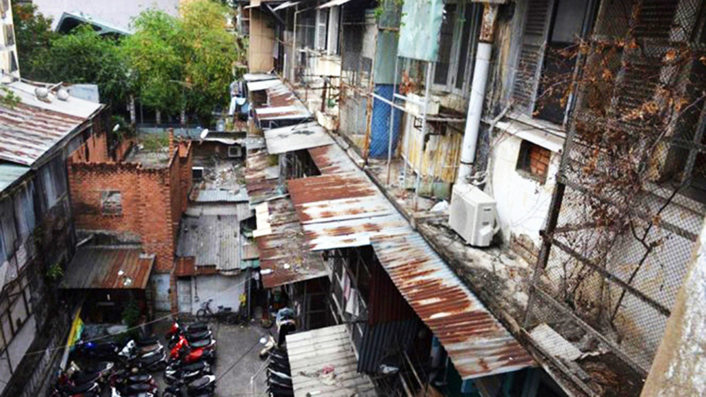  3. Chung cư 128 Hai Bà Trưng Theo kết quả kiểm định của Sở Xây dựng TP.HCM, chung cư số 128 đường Hai Bà Trưng thuộc nhà chung cư bị hư hỏng nặng, mức độ nguy hiểm cấp D, cần di dời, phá dỡ để đảm bảo an toàn cho người sử dụng. Ảnh: TTO.