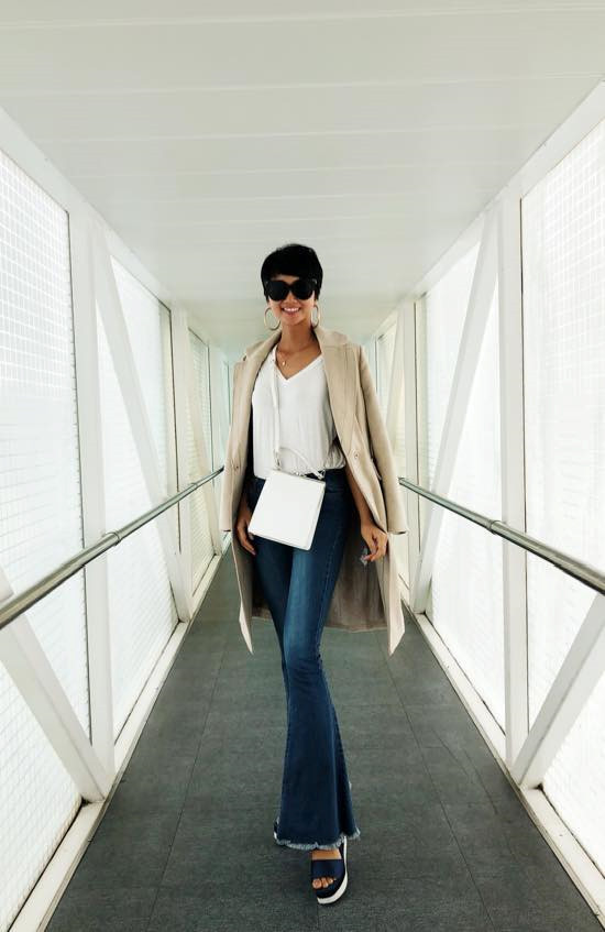 Từ trước đến nay, các hoa hậu khác đều lựa chọn phong cách thanh lịch, nữ tính để xuất hiện trước công chúng. Tuy nhiên, H'Hen Niê lại thể hiện hình ảnh trái ngược hơn với trang phục mạnh mẽ.