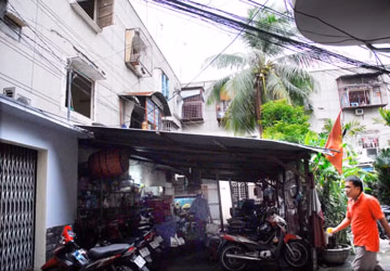  4. Chung cư 350 Hoàng Văn Thụ Tháng 7/2011, UBND TP.HCM có quyết định thu hồi đất chung cư 350 Hoàng Văn Thụ P.4, Q. Tân Bình để tháo dỡ, xây dựng lại do chung cư đã xuống cấp trầm trọng. Công ty Đức Khải được giao làm chủ đầu tư dự án. Ảnh: HTD.