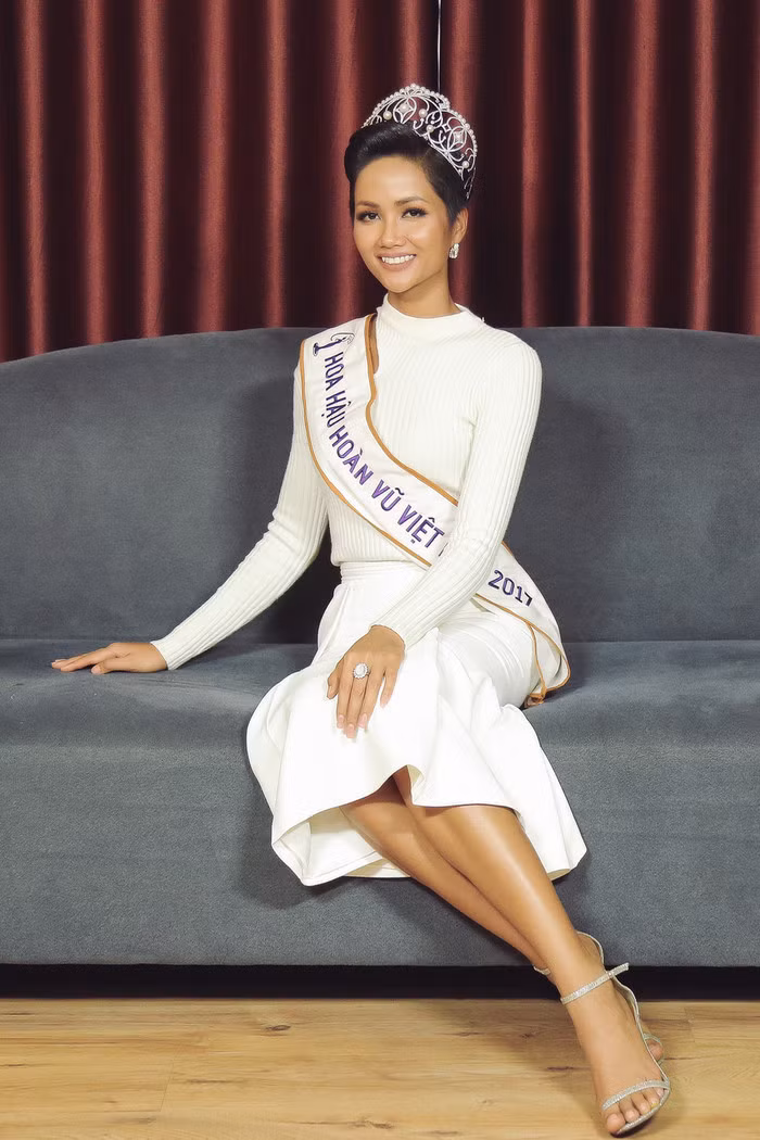 Dù diện trang phục đơn giản về kiểu dáng và màu sắc, nhưng đây mới chính là hình ảnh hoàn hảo nhất, đúng chuẩn của một tân Hoa hậu Hoàn vũ Việt Nam như dư luận kỳ vọng và yêu thích.