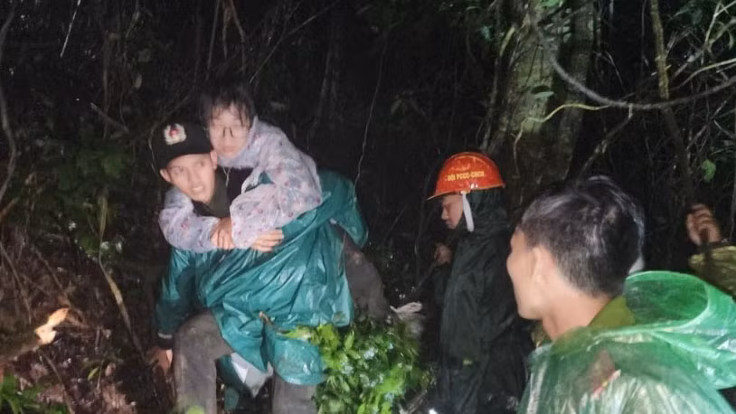 Lâm Đồng: Giải cứu thành công 3 du khách lạc trong rừng sâu Lam Dong: Giai cuu thanh cong 3 du khach lac trong rung sau