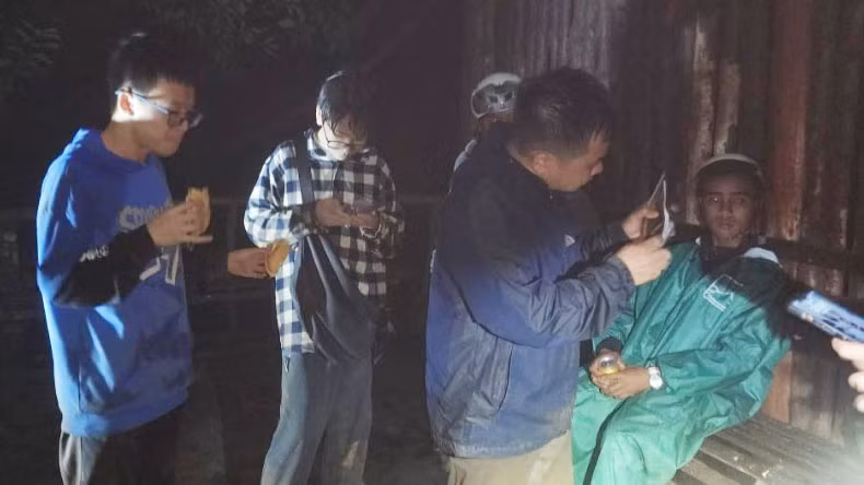Lâm Đồng: Giải cứu thành công 3 du khách lạc trong rừng sâu - Hình 2 Lam Dong: Giai cuu thanh cong 3 du khach lac trong rung sau-Hinh-2