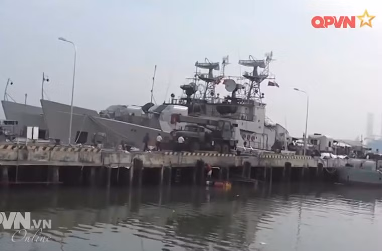 Tàu săn ngầm Project 159 Petya là một trong những tàu chiến có khả năng chống tàu ngầm tốt nhất của Hải quân Nhân dân Việt Nam hiện nay. Ít nhất 5 tàu đã được Liên Xô viện trợ từ những năm 1980. Tuy vậy, các tàu này đa số được chế tạo theo công nghệ những năm 1960, do đó hiện nay nó được cho là không còn tương thích một cuộc chiến tranh hiện đại. Bên cạnh đó là việc các tàu này đã có thời gian sử dụng khá lâu, khiến nhiều trang bị xuống cấp ảnh hưởng tới hoạt động chiến đấu. Nguồn ảnh: Kênh QPVN