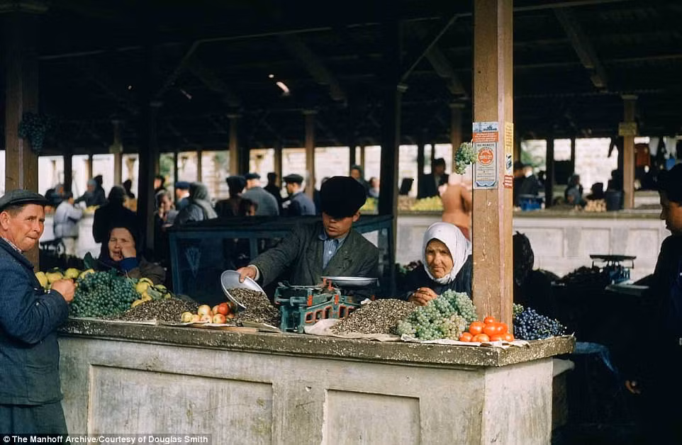 Cảnh mua bán tại một khu chợ ở Yalta, Crimea.