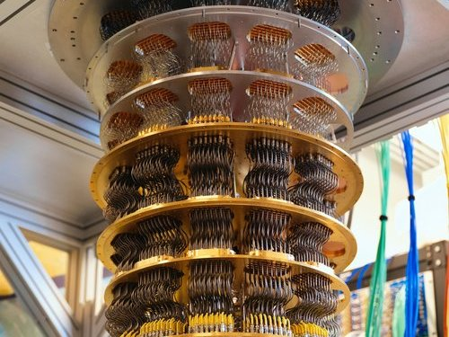 Google hướng tới máy tính một triệu qubit, trong đó phần lớn để sửa lỗi do nhiễu loạn.(Ảnh: Google Quantum AI)