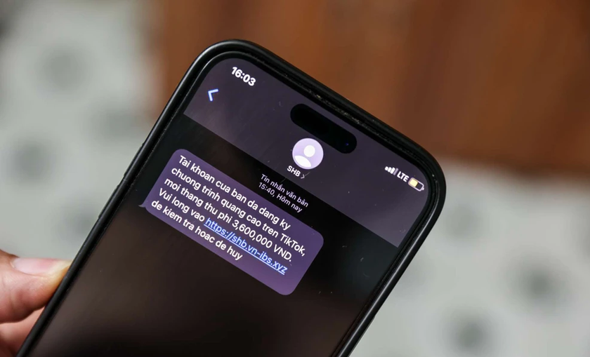 3. Tin nhắn quảng cáo, lừa đảo: Các tin nhắn giả mạo ngân hàng, công ty tài chính, hay thông báo trúng thưởng thường chứa đường link độc hại. Việc nhấp vào có thể khiến bạn bị đánh cắp thông tin hoặc cài đặt mã độc.(Ảnh: Báo Pháp luật Việt Nam điện tử)