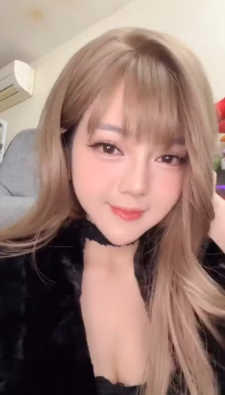 Mới đây, Trang Bít Tết chính thức quay lại các nền tảng stream, đánh dấu sự trở lại đầy bất ngờ sau thời gian dài vắng bóng. Buổi phát sóng đầu tiên của cô nhanh chóng tạo hiệu ứng mạnh mẽ, thu hút lượng lớn người xem và trở thành chủ đề bàn luận sôi nổi. (Ảnh: Gamek)