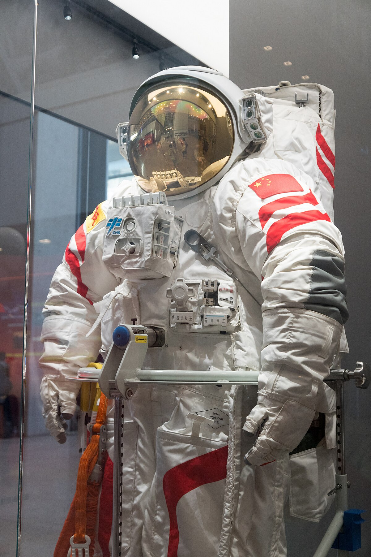 NASA theo đuổi công nghệ đỉnh cao với chu kỳ 15 năm/thế hệ, trong khi Trung Quốc cải tiến từ bộ đồ Nga, chỉ mất 4 năm để ra mắt Feitian đầu tiên (2008) và 17 năm nâng cấp 3 lần. (Ảnh: Wikipedia)