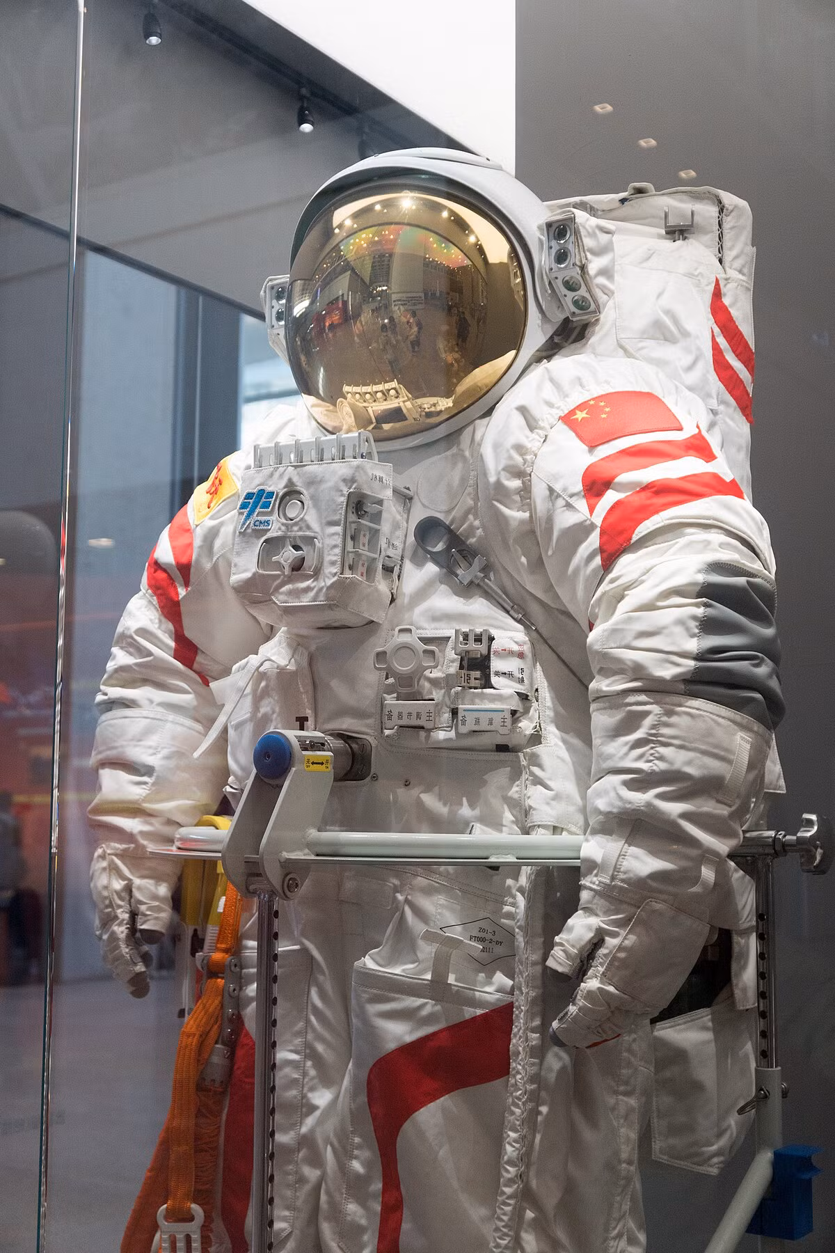 NASA theo đuổi công nghệ đỉnh cao với chu kỳ 15 năm/thế hệ, trong khi Trung Quốc cải tiến từ bộ đồ Nga, chỉ mất 4 năm để ra mắt Feitian đầu tiên (2008) và 17 năm nâng cấp 3 lần. (Ảnh: Wikipedia)