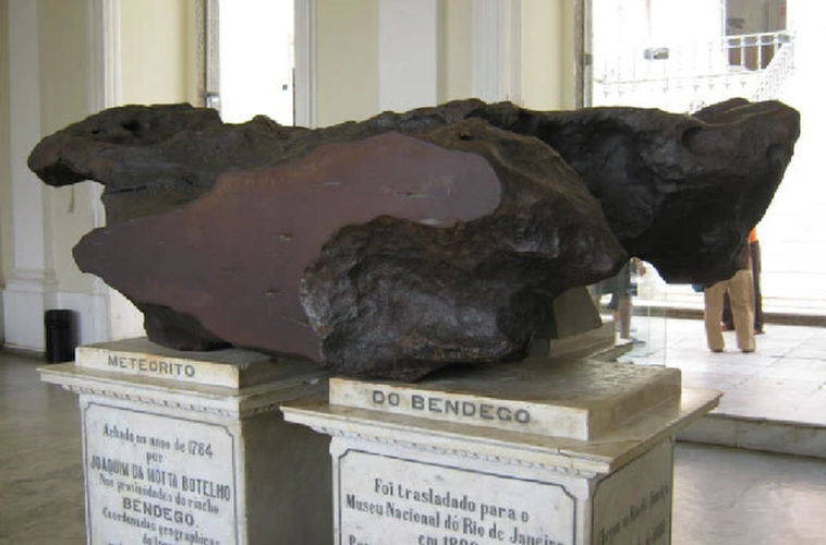 Cách đó không lâu, nghiên cứu dẫn đầu bởi TS Damanveer Grewal từ Đại học bang Arizona (Mỹ) phân tích các thiên thạch sắt magma cho thấy Sao Hỏa và Trái Đất sơ khai từng giàu các nguyên tố dễ bay hơi vừa phải (MVE) như đồng và kẽm, đi kèm với các yếu tố thiết yếu cho sự sống như nước, carbon và nitơ. (Ảnh: Jorge Andrade)