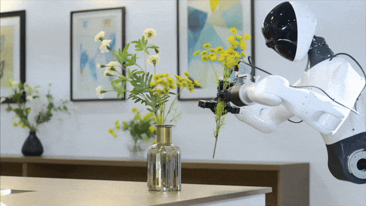 Mỗi robot được điều khiển bởi con người thông qua kính VR và bộ điều khiển cầm tay, thực hiện lặp lại các hành động ít nhất 200 lần/ngày để đạt độ chính xác. (Ảnh: Sohu)