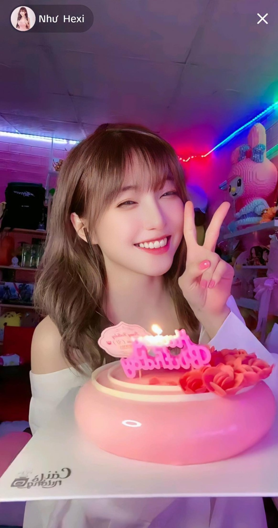 Như Hexi duy trì được vị thế trong làng game nhờ phong cách "hack tuổi" đáng nể, với cách ăn mặc trẻ trung, kiểu tóc tôn da và nụ cười luôn rạng rỡ.(Ảnh: FBNV)