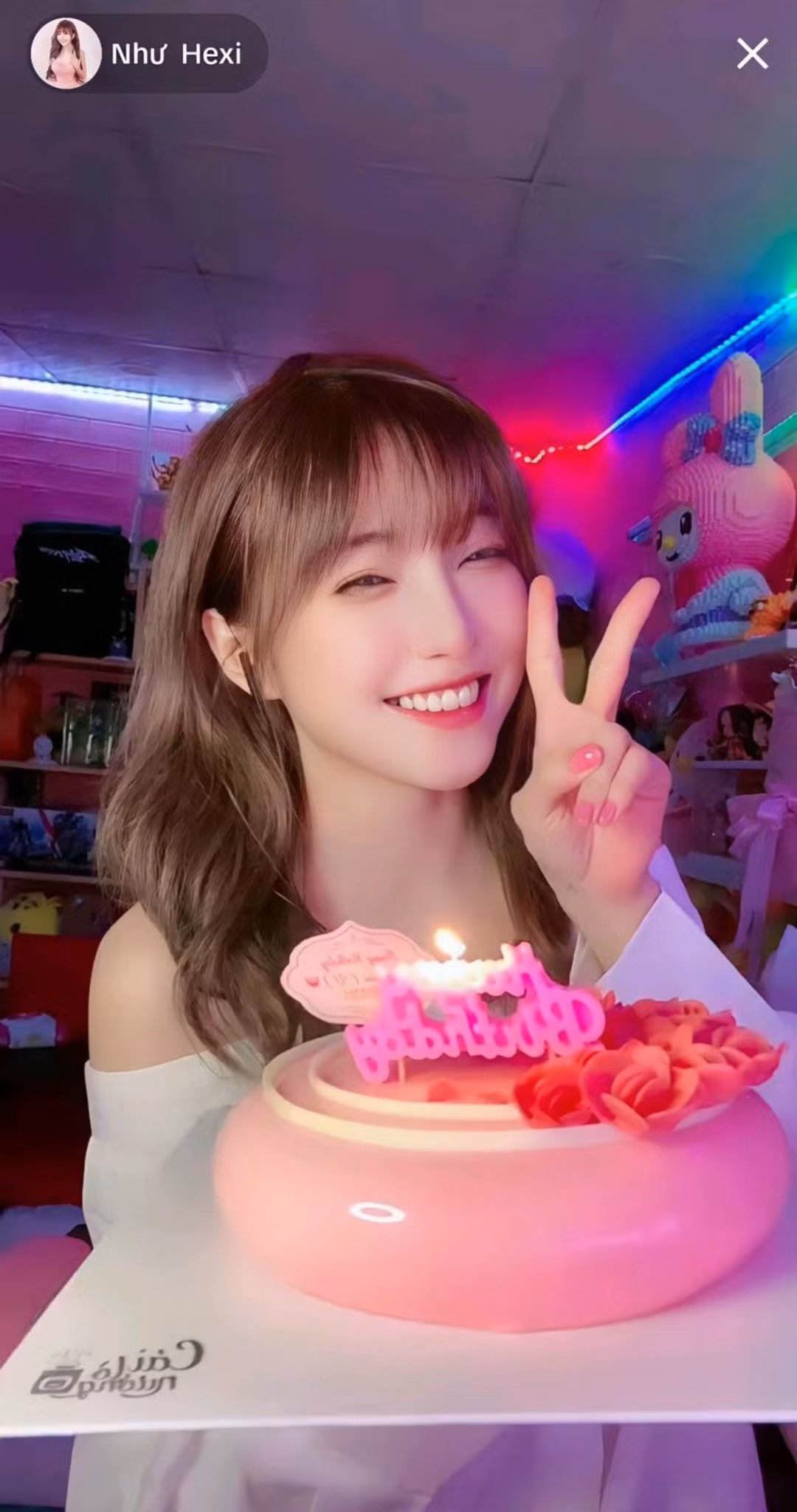 Như Hexi duy trì được vị thế trong làng game nhờ phong cách "hack tuổi" đáng nể, với cách ăn mặc trẻ trung, kiểu tóc tôn da và nụ cười luôn rạng rỡ.(Ảnh: FBNV)