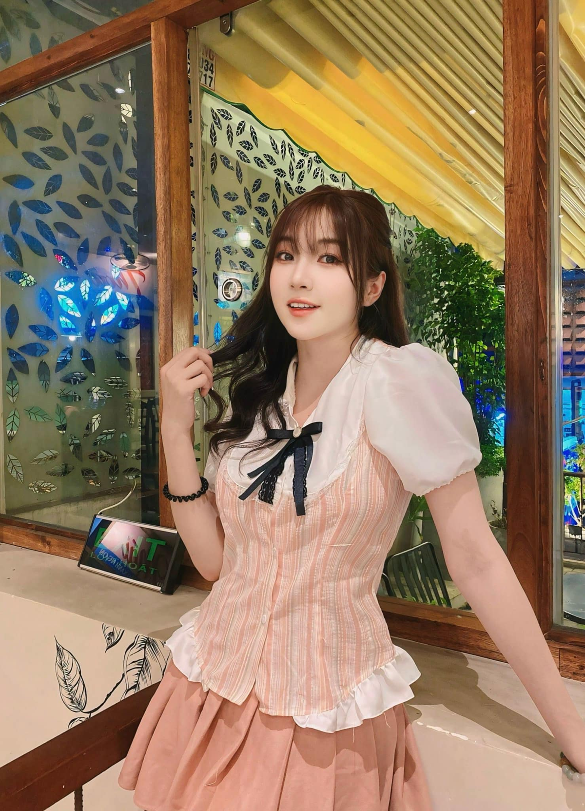 Cô chứng minh rằng không cần phải hở hang hay táo bạo, chỉ cần sự tinh tế và khéo léo cũng đủ để tạo ấn tượng tốt với khán giả. (Ảnh: FBNV)