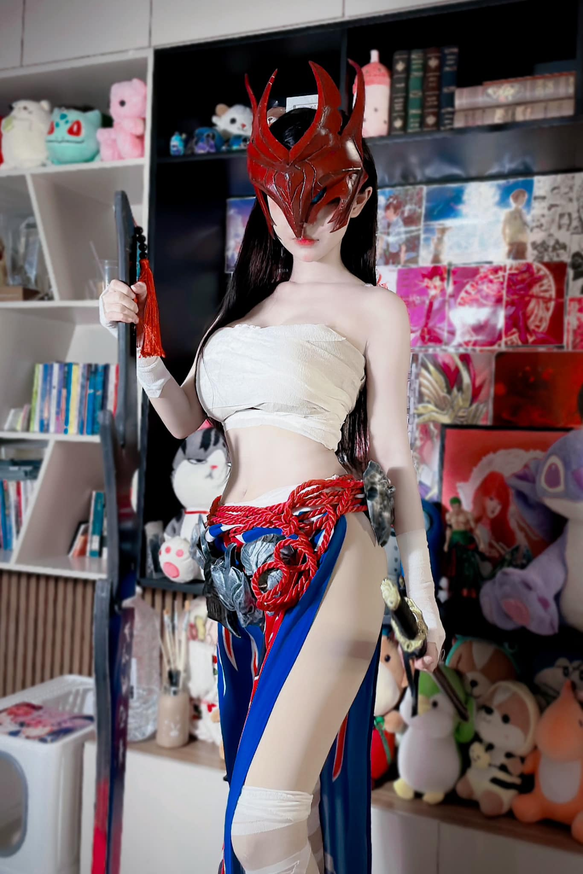 Ngoài cosplay, cô còn là một streamer chuyên về Liên Quân Mobile với phong cách dễ thương, kín đáo.(Ảnh: FBNV)