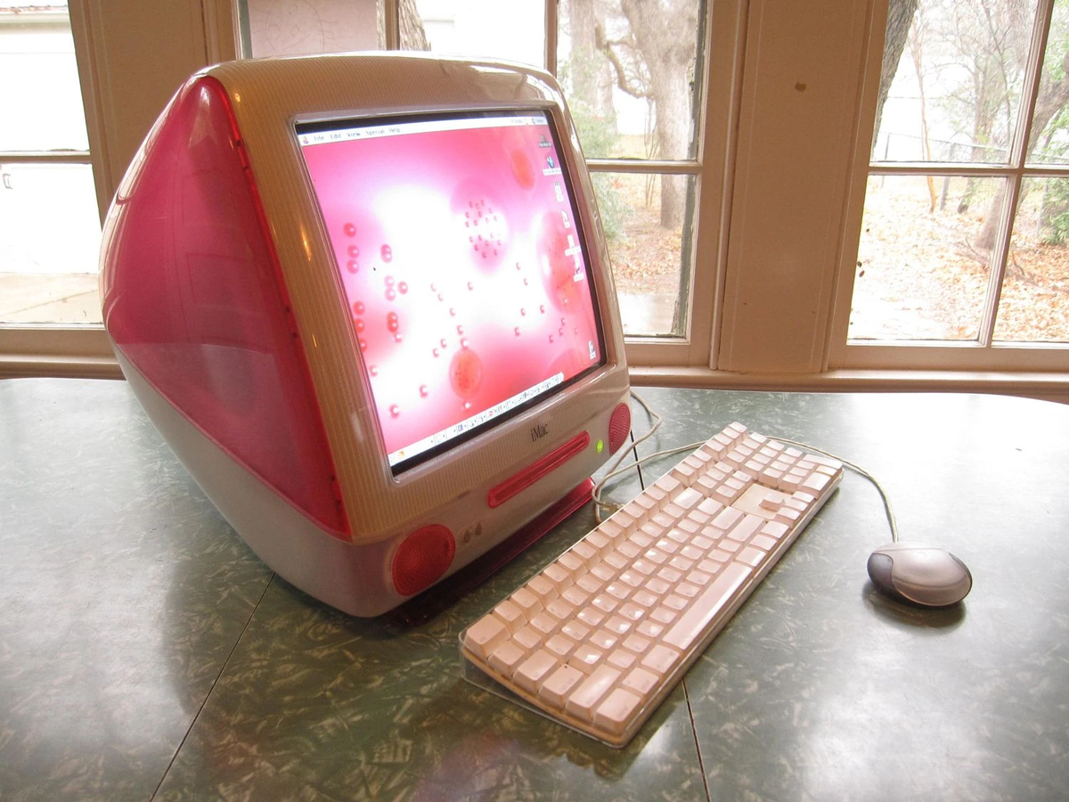 Chỉ trong 5 tháng đầu tiên, Apple bán được 800.000 chiếc iMac G3, giúp công ty thoát khỏi khủng hoảng tài chính. (Ảnh: IMac G3 Encyclopedia Wiki - Fandom)