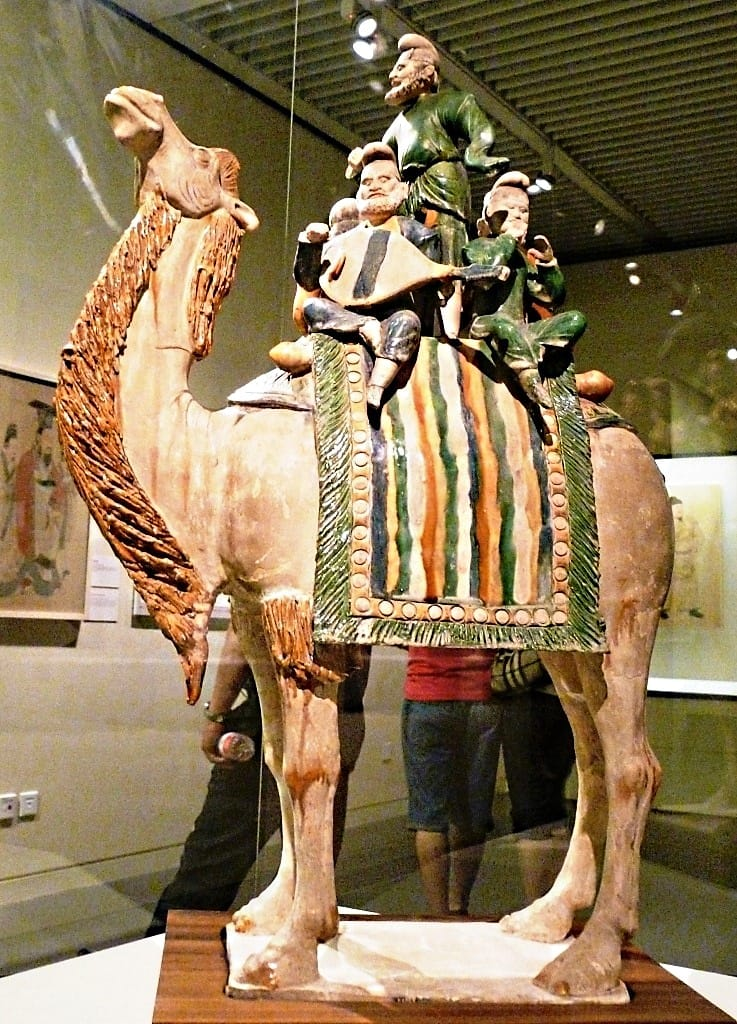 Chủ nhân ngôi mộ - một quan chức tam phẩm - đã giấu bảo vật dưới quan tài nặng khiến mộ tặc không thể lấy đi, thể hiện trí tuệ phi thường. (Ảnh: Sohu)