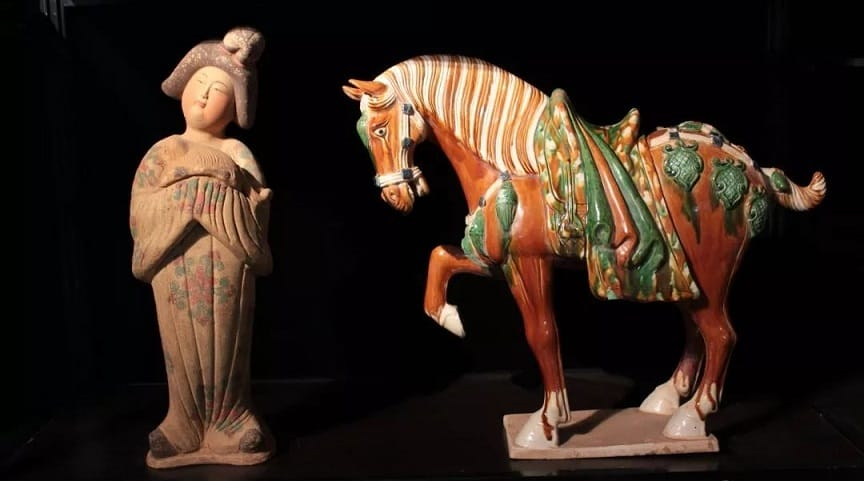Những bức tượng mô tả sinh động chiến binh, mỹ nữ và lạc đà trên con đường tơ lụa, phản ánh xã hội thịnh trị thời Đường. (Ảnh: Sohu)