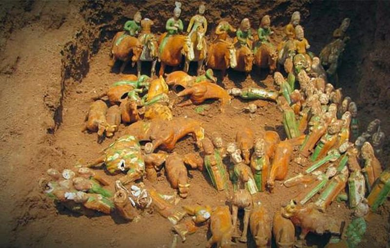 Bên dưới quan tài là hơn 80 tượng gốm tam sắc (vàng, xanh, trắng) thời Đường cực quý hiếm, được bảo quản hoàn hảo sau hơn 1.000 năm. (Ảnh: Sohu)