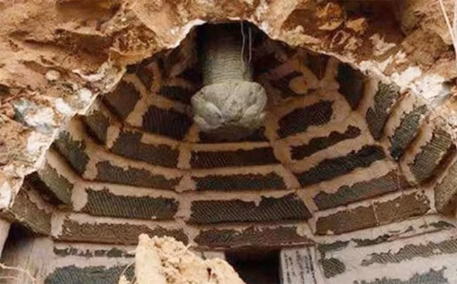 Các công nhân xây dựng vô tình phát hiện lăng mộ 1.300 năm tuổi thời nhà Đường khi đang thi công. Lăng mộ đã bị đột nhập 9 lần nhưng kho báu vẫn còn nguyên vẹn. (Ảnh: Kknews)