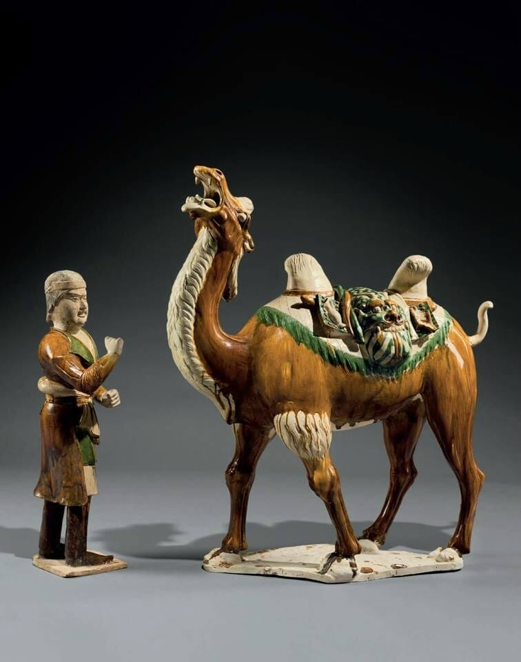 Gốm tam sắc được nung hai lần với men màu rực rỡ, dù dễ vỡ nhưng có giá trị nghệ thuật cao, chủ yếu dùng để tùy táng. (Ảnh: Sohu)