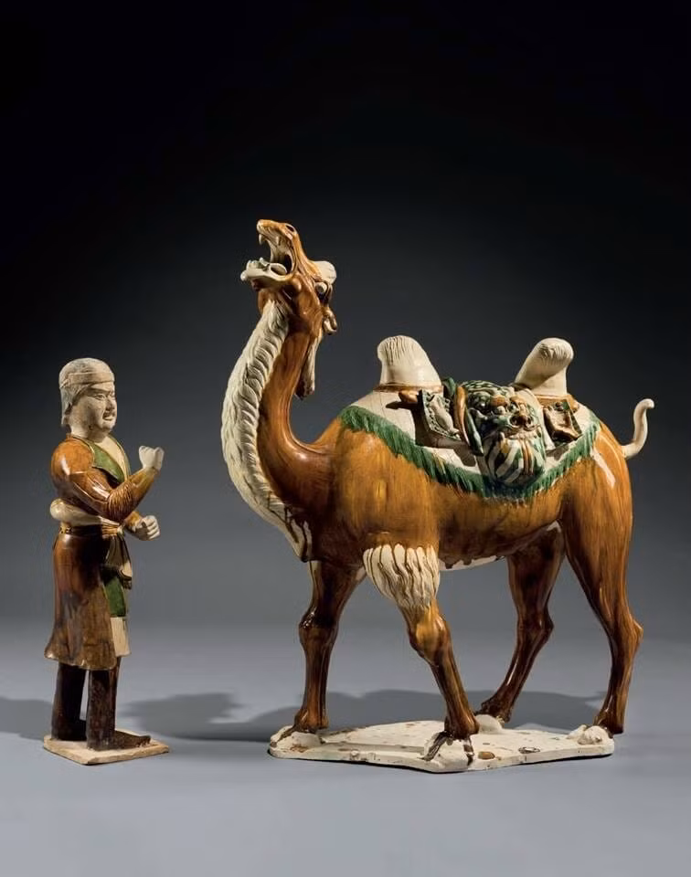 Gốm tam sắc được nung hai lần với men màu rực rỡ, dù dễ vỡ nhưng có giá trị nghệ thuật cao, chủ yếu dùng để tùy táng. (Ảnh: Sohu)