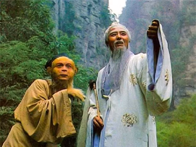 Sự tương đồng giữa hai câu chuyện này nằm ở chỗ cả Tôn Ngộ Không và Huệ Năng đều trải qua quá trình tu luyện gian khổ, đối mặt với thử thách để đạt đến sự giác ngộ. Tuy nhiên, trong khi Huệ Năng đạt được sự tĩnh lặng và trí tuệ thông qua việc tu tâm dưỡng tính, thì Ngộ Không phải trải qua nhiều biến cố và học hỏi từ sai lầm của mình để trưởng thành.