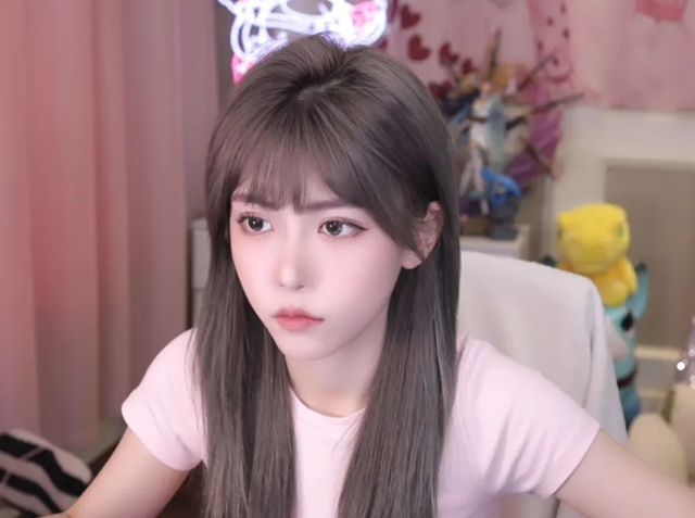 Sự kiện này diễn ra vào ngày 11/03, một truyền thống hàng năm của nữ MC LPL Luo Xin, nhưng năm nay đặc biệt hơn vì cô tổ chức trên nền tảng mới. Nền tảng mới không cấm sóng dù Luo Xin có những hành động gợi cảm, khác biệt so với nền tảng cũ vốn nghiêm ngặt hơn. (Ảnh: Gamek)